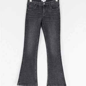Säljer dessa Bootcut jeans med låg midja från Gina Young. De är fransiga och har små slitsar längst ner. Passar mig som vanligtvis har xs. Toppenskick! Bara att höra av sig om man undrar något!🤗