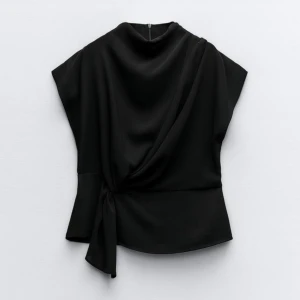 Blus Zara - Säljer denna så snygga blusen från zara i strl s.😊 Slutsåld på hemsidan. Den är i nyskick med lappar kvar.❤️