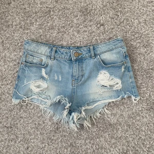 Lågmidjade jeansshorts  - Säljer de här supersnygga jeansshortsen som är perfekta nu till sommarn. Jeansshortsen är low/mid waist och skulle säga att de är i storlek xs/s och de har midjemåttet 37cm💞💞💞💞