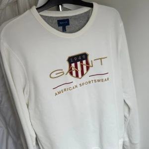 Gant tröja - Stilren gant crewneck i storlek L, aldrig kommit till användning pågrund av storleken. Nypris 1200kr mitt pris 499kr.
