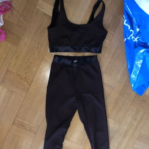 Tränings sett M - Färgen ser annorlunda ut på bilderna, jag skulle säga att dom är mörkbruna. Från Gina tricot byxorna i storlek M och toppen i storlek L. Axelbanden är uppsydda men ej avklippta så går att sprätta upp igen vid behov. Lite noppriga mellan benen 