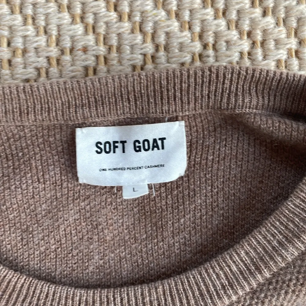 Knappt använda, Fräsch laidback softgoat tröja i 100% cashmere i Size L men passa från m, Skick 10/10. Tröjor & Koftor.