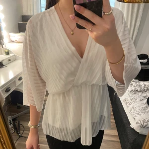 •Blus• - Världens finaste sommarblus från boohoo, står ingen storlek men skulle säga att den passar allt från xs-m.