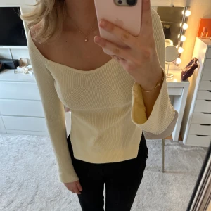 Finare stickad tröja  - En finare stickad tröja men långa armar. Färgen är beige/vit. 😊