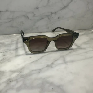 Chimi 04 Green - Hej! Jag säljer mina jättefina chimi solglasögon i modellen 04 och färgen grön. Jag säljer dessa för att jag ej använder de. Ser helt nya ut och inte användna mkt. Priset kan diskuteras och fraktkostnad tillkommer🥰Box och påse kommer med!