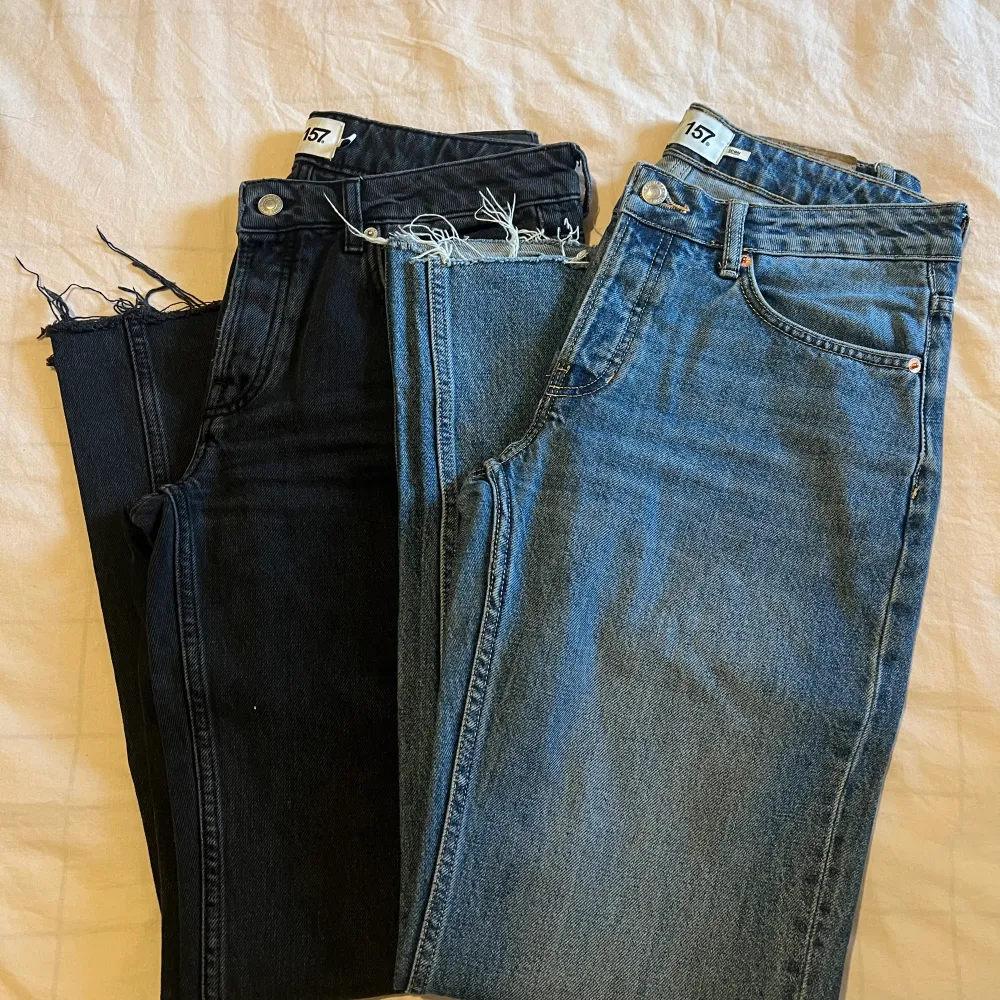 Säljer ett paket med två Lågmidjade jeans! Jättefina men får ingen användning av de tyvärr. Ena är svarta men lite ”stentvättade” och de andra är vanliga blåa🤍  Säljer båda för 200 kr!. Jeans & Byxor.