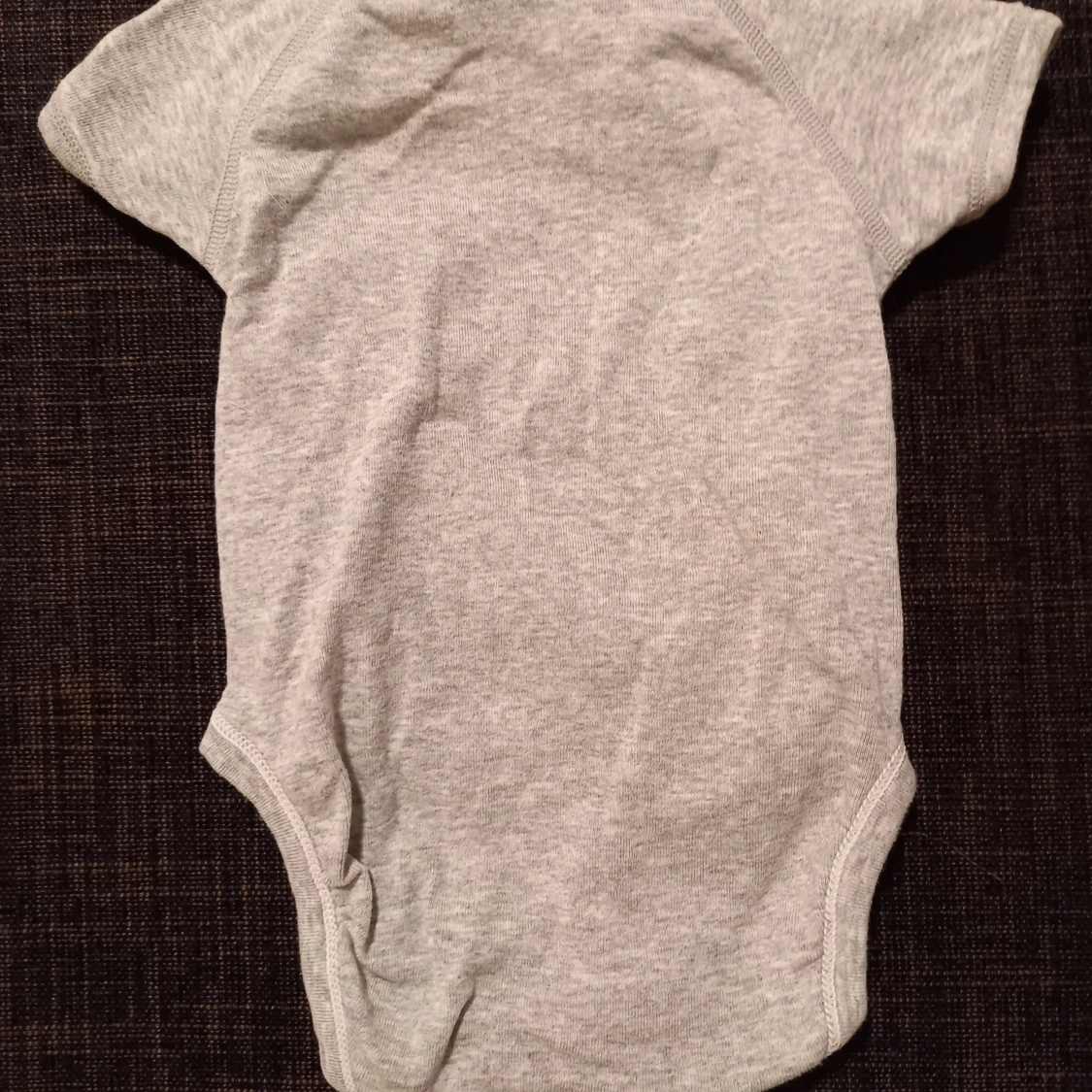 Grå t-shirtbody strl. 56/62 - 90