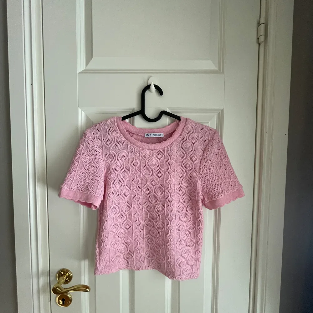 Säljer denhär gulliga rosa tröja från zara! Storlek S (liten i storlek) bra skick💕. T-shirts.