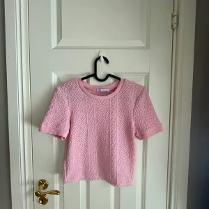 Zara tröja - Säljer denhär gulliga rosa tröja från zara! Storlek S (liten i storlek) bra skick💕