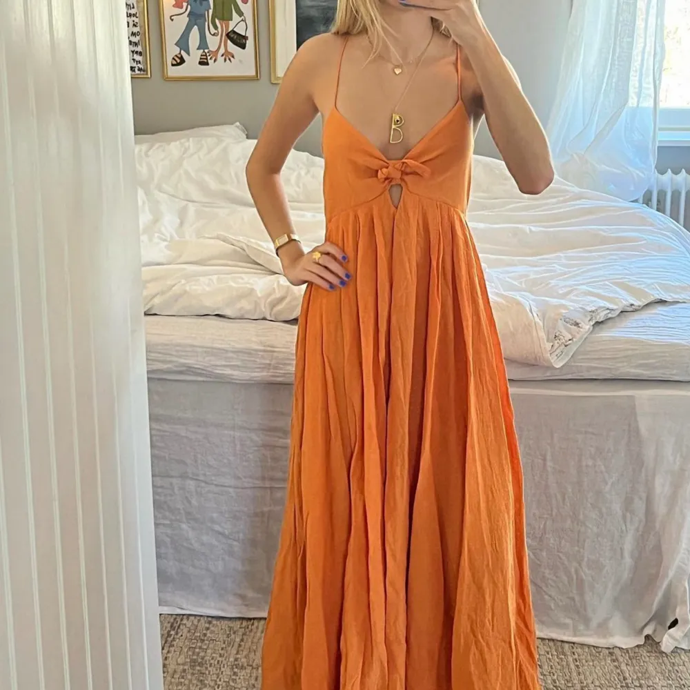Säljer denna jättefina orangea långklänningen med korsad rygg då den är för liten för mig. Klänningen är från H&M i strl 34 och har inga defekter. Pris går att diskutera! Obs: den första bilden är från den tidigare ägaren🤗🥰💕. Klänningar.
