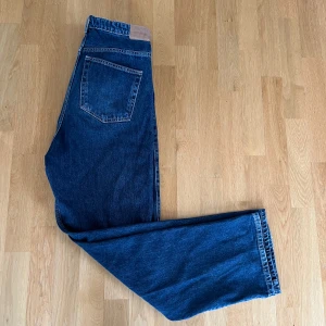 Jeans - Hej, jag säljer nu dessa jeans från Weekday i modellen ”Rowe Extra High Straight Jeans” Storlek: W33 L32 Jeansen är använda ett fåtal gånger och är i gott skick.