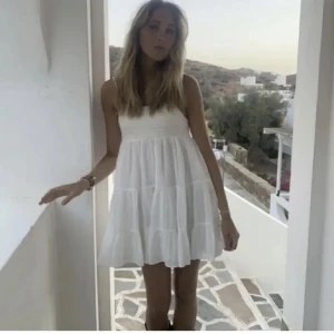 Söt klänning  - Säljer denna super söta sommar klänningen då den inte kommer till användning!🌞