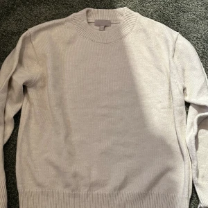 Vit stickad  - Köpt i höstas men ändast andvänd 1 kväll. Säljer då den inte riktigt är min smak. Köpt för 249 kr. Passar S 