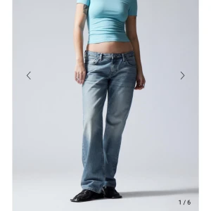 Arrow jeans från weekday - Jeans från weekday i modellen arrow. Nypris 590 och knappast andvända men säljer för 200🩷W28 L32.