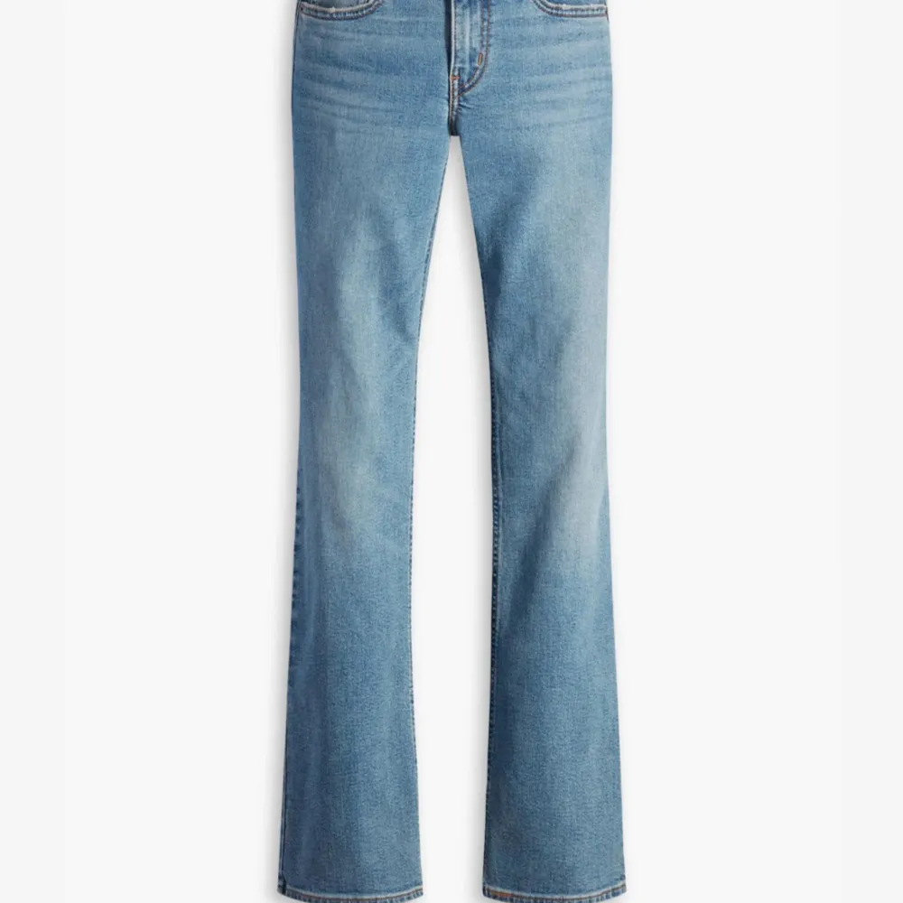 Superlow boot jeans från Levi’s! Använda cirka 2 ggr!🤍. Jeans & Byxor.