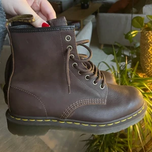 Bruna Dr Martens  - Använda max 1 gång utomhus, kan inte minnas att jag använt dem alls :(  Dom behöver helt enkelt hamna hos någon som använder dem ordentligt!! Har svarta docs som jag använder flitigt. Äkta, köpta för ca 1200. 