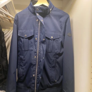 J.lindeberg field jacka - Riktigt snygg fieldjacka ifrån J.Lindeberg perfekt nu till våren funkar även under vintern, skick 10/10, nypris är 3400 Hör av er vid funderingar😃 