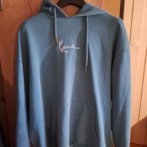Karl Kani Hoddie - Den är 2 år gammal köpte på zalando. Den är i ok skick, jag säljer för jag behöver sammla pengar:) Tröjan är väldigt gossig [orginal pris- runt 600]