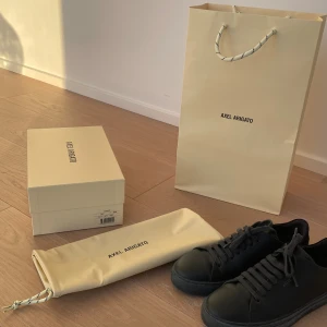 Axel Arigato skor storlek 40 - Fina mörkblå Axel Arigato skor i storlek 40, modell Clean 90. Mycket fint skick, använda ett fåtal gånger. Köptes i juni i Axel Arigatos butik. Kommer med kartong och dustbag, om man vill. 