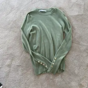 Grön tröja med guldiga detaljer från zara, aldrig använd 💘