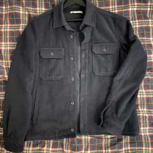 Overshirt jacka - Clean mörklbå overshirt från zara. Diskret o passar till allt!