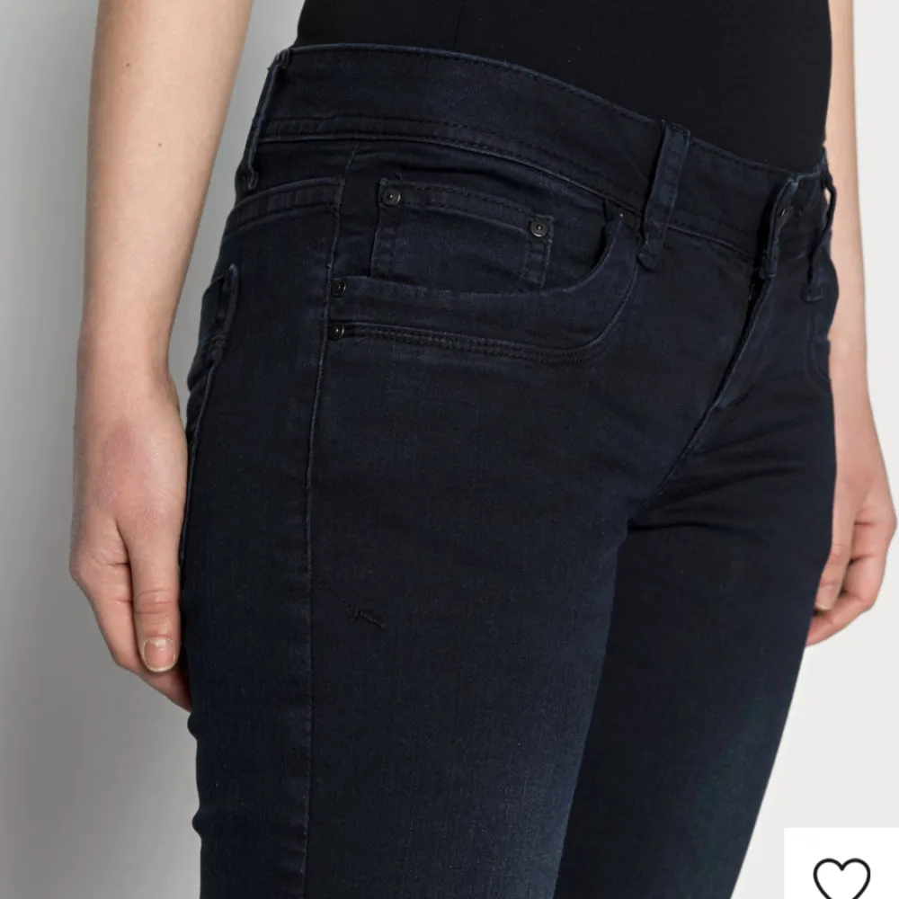Super fina svart/ mörkblå ish jeans från ltb!! precis som nya inga defekter, sjukt snygga🩷 . Jeans & Byxor.
