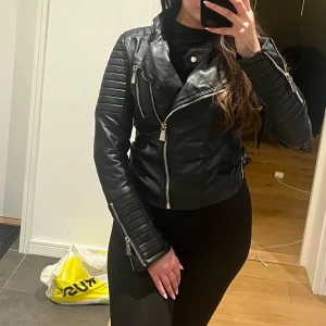 Skinnjacka  - Svart skinnjacka i storlek 36. Passar mer en 32/34. I väldigt fint skick.