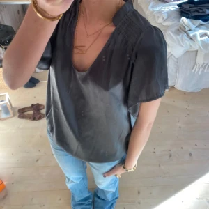 Grå blus  - Superfin grå blus i storlek s🫶