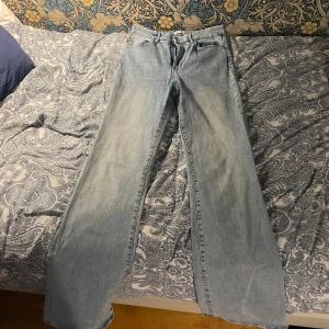 Jeans - Det är ett par ljusblåa jeans i bra skick, de passar personer med långa ben, de är även stretch i byxorna