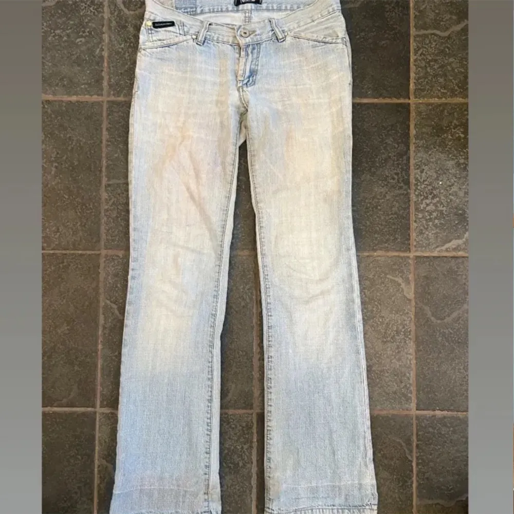 Jätte snygga lågmidjade bootcut jeans från dolce & gabbana, köpta här på plick. Har ett litet hål i ena bakfickan men annars i bra skick. Midjemått: 37cm tvärs över. Innerbenslängd: 81 cm. Har Inga fler bilder då jeansen inte passar mig.🥰. Farkut & Housut.