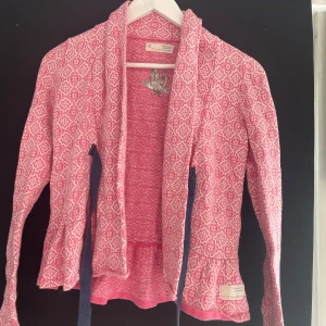 Odd molly kofta  - Säljer denna rosa koftan från OddMolly, koftan är i bra skick och har inga defekter. Den är i storlek 0 vilket motsvarar storlek XS/XXS 