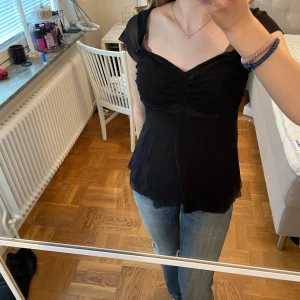 Svart topp  - Superfin svart topp från eve, knappt använd då jag inte gillar hur den sitter på mig💗  Bara att skriva om ni vill ha fler bilder