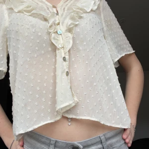 Zara blus - Superfin vit blus från zara. Knappt använd💞