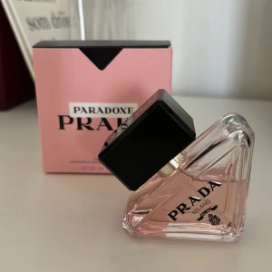 Parfym - Prada Paradox parfym. Köpt runt oktober november förra året. Kommer med sin förpakning!  Frakt på 50 ingår i priset!