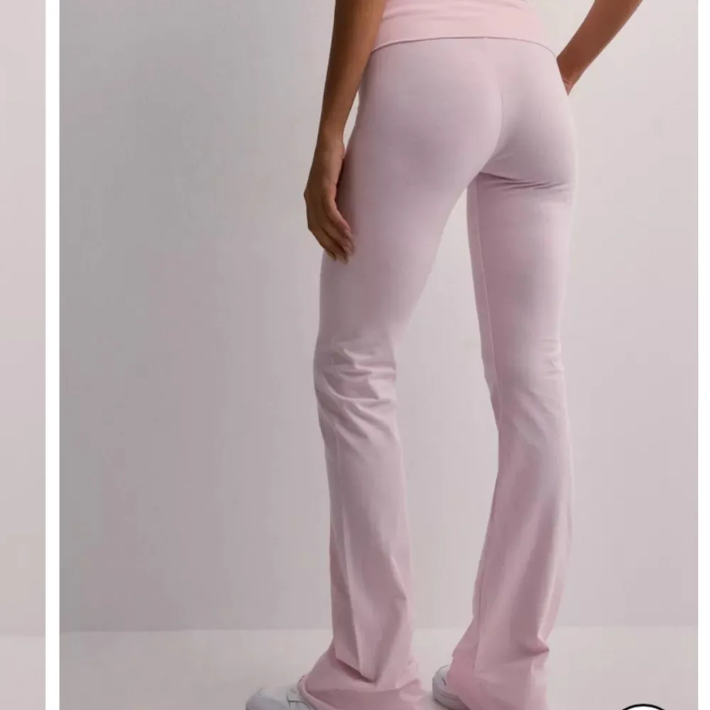 Säljer de här jättefina yogabyxorna från Nelly som har aldrig kommit till användning så de är helt oanvända💕 Nypris:300kr (Skriv för fler bilder). Jeans & Byxor.