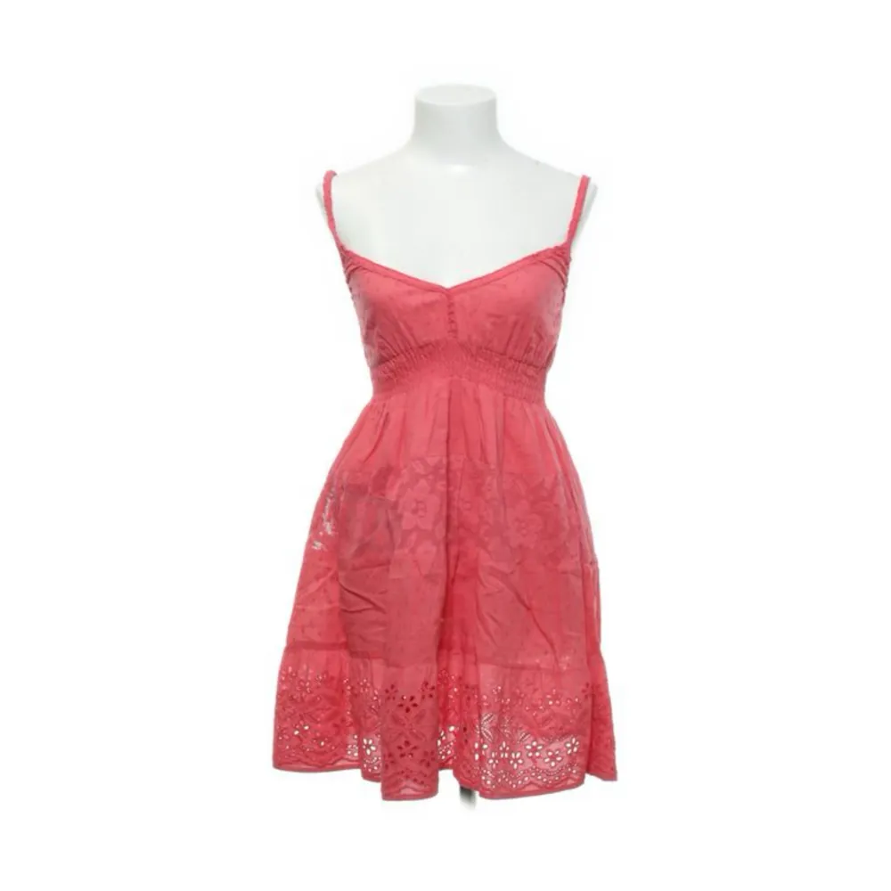 Säljer min älskade rosa klänning med broderi som jag köpte från Sellpy ett år sen eftersom den inte används 🩷 storlek xs från Indiska i 100% bomull 💕 priset kan diskuteras vid snabb affär . Klänningar.