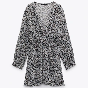 Klänning Zara - Klänning från Zara, perfekt till sommaren! Knappt använd, hör av er om ni vill ha fler bilder🌸