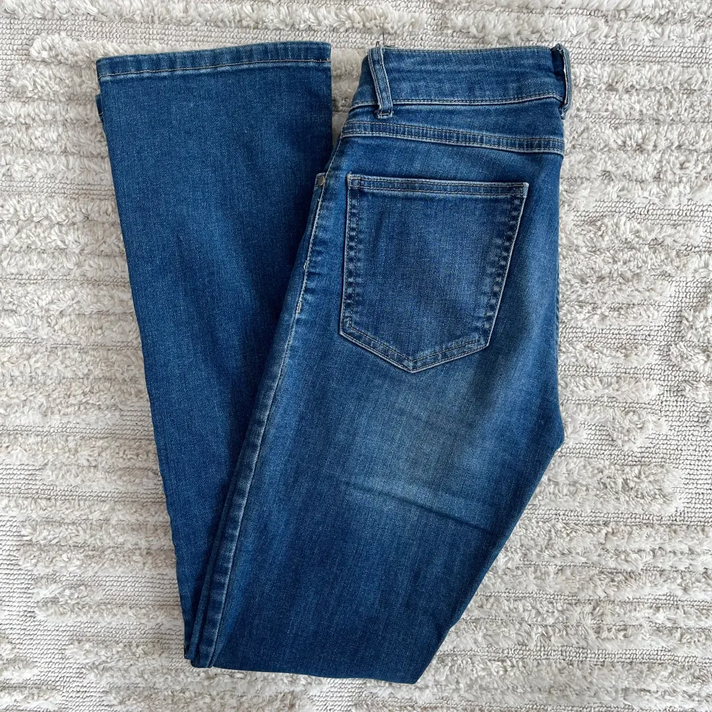 Bootcut jeans från Åhléns storlek 34. Insydda i midjan men går lätt att sprätta upp.. Jeans & Byxor.