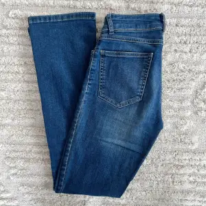 Bootcut jeans från Åhléns storlek 34. Insydda i midjan men går lätt att sprätta upp.