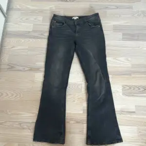  Jeans från Gina Tricot mörkgrå färg Storlek är 152  Jättefina jeans är bara lite för små för mig 