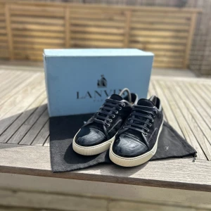 Lanvin skor - Hejsan 👋! Nu säljer jag min lanvins skor som är i fint skick, allt og kommer med👍. Skorna är sparsamt använda, säljer skorna på grund av fel storlek.