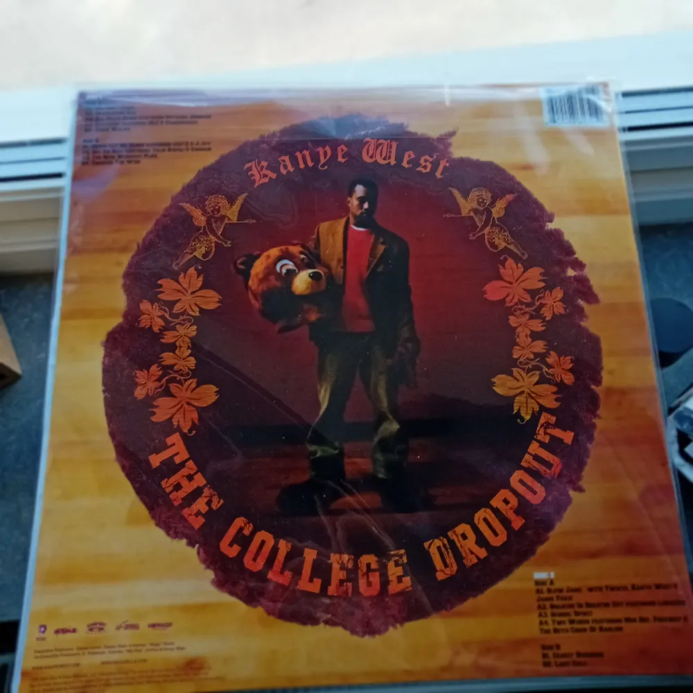 Album: college dropout  Artist: Kanye west  Vinylskiva  (Öppnad men endast använd 1 gång) pris är ej hugget i sten vid snabbt köp.. Övrigt.