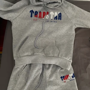 Trapstar tracksuit Röd/Blå - Det är äkta. Jag säljer den för att den inte passar mig.
