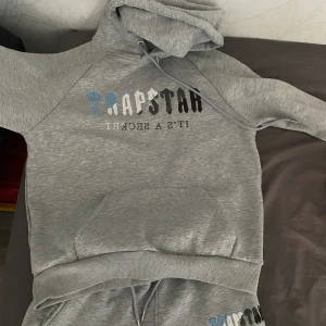Trapstar tracksuit blå/vit - Den är äkta. Aldrig använd då den inte passar mig. Man får hela tracksuiten