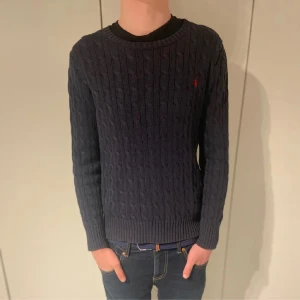 Ralph lauren kabelstickad crewneck - Ralph lauren tröja i bra skick utan defekter i storleken xs.