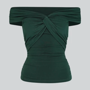 Off shoulder topp - En grön off shoulder topp från BikBok i storlek S som jag säljer pga den aldrig kommit till användning💕