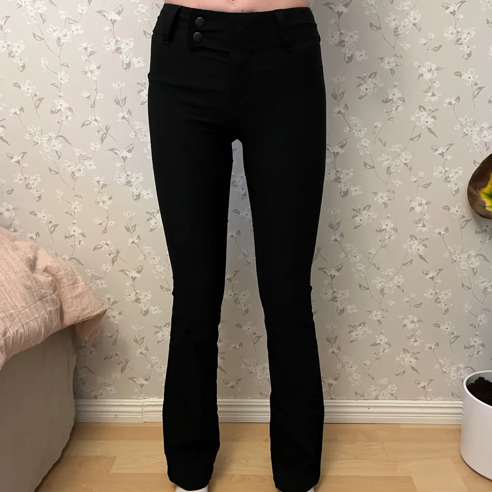 Svarta byxor från h&m  Midjemått rakt över: 31cm Innerbenslängd: 83cm Aldrig använda🌟. Jeans & Byxor.