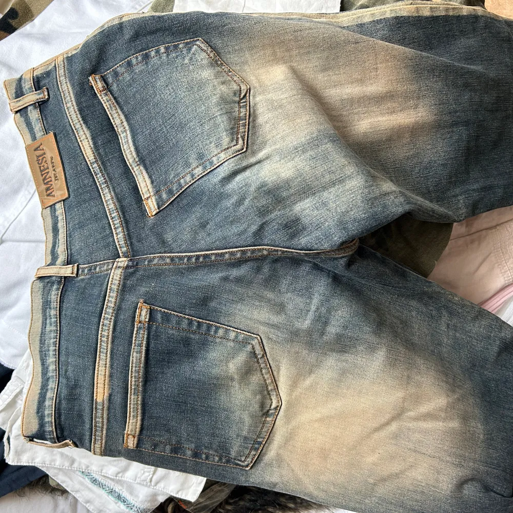 Supersnygga jeans som tyvär inte kommer till användning! I storlek 42 men är tighta på mig som brukar ha typ 38. Midjemåttet är ca 40 cm och innerbenslängden är ca 87 cm💕 De är typ midwaist.. Jeans & Byxor.