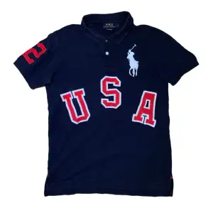 Ralph lauren polo med USA brodyr i storlek M. Jag på bilden är 180 cm. Mått: axelbredd - 41 cm, längd - 63 cm. Skriv för fler bilder och frågor!