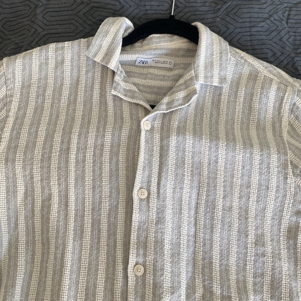 Snygg skjorta från Zara, nypris ca 400. Säljer den då jag har vuxit ur den. Storlek S men skulle säga att den passar M också.. Skjortor.